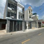 Bán Nhà Mặt Tiền Đường Bùi Thị Cội Dĩ An - 82 M - 3 Phòng Ngủ- Đường 10M - Giá Bán 5,5Tỷcó Thương Lượngmạnh Liên Hệ: 0975058869