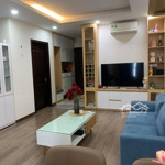Cho thuê căn hộ a10 nam trung yên, tầng cao 65m2, 2 ngủ, đầy đủ nội thất