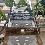 Cho thuê nhà hoàng quốc việt mới tinh , 80m x 6 tầng, thang máy, thông sàn, oto vào nhà, giá 35tr
