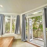 Cho thuê phòng quận 10 có ban công cực chill full nội thất