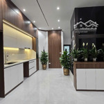Nhà mới 5 tầng 3 ngủ ngõ văn chương, 100m đi bộ ra hồ thông thoáng