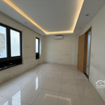 Cho thuê nhà trần thái tông, 70m2, 4 tầng, mt 4.5m, ô tô, vp, kd, 20tr