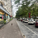 Cho thuê nhà hàng, showroom lô góc mặt phố quận đống đa 300m2 120tr, kinh doanh sầm uất.