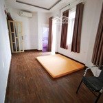 Phòng Ban Công Thang Máy Gần Công Viên Làng Hoa