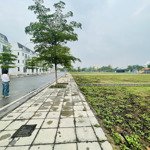 Bán lô đất ngay trung tâm thị trấn nằm trong dự án cao cấp view hồ full thổ cư, giá hơn 10 triệu/m2