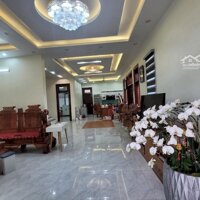 Gia Đình Chuyển Nơi Sống Nhượng Lại Căn Biệt Thự