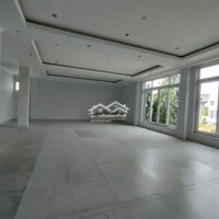 Cho Thuê Biệt Thự 2000M2 Q2