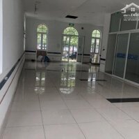 Cho Thuê Biệt Thự Sân Vườn Tại Khu Đô Thị Đường Nguyễn Văn Huyên 200M2X 5 Tầng Thang Máy