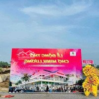 Nền Đối Diện Trung Tâm Thương Mại