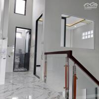 CHỦ MUỐN BÁN CĂN 3 TẦNG ĐÚC - NGANG 5.5M THIẾT KẾ SANG XỊN MỊN GIÁ HẠT GIẺ SÁT CHỢ HÓC MÔN HƠN 4 TỶ XÍU.