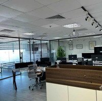 Cho Thuê Văn Phòng Quận 10. Sàn Đẹp 135M2, View 2 Mặt Tiền Kính, Thảm Mới. Đường Ngô Gia Tự, Q10