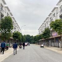 Nhận ngay 24 tháng không phải trả l/(ã)/i . Nhà phố 4 tầng 75m2 shophouse chân đế chung cư tại TP Từ Sơn