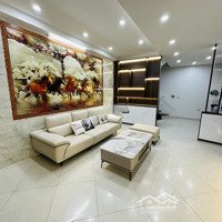 Hiếm 1 0 2! Phố Vip Cầu Giấy, Ô Tô Đỗ Cửa, 40 M2* 6 Tầng, Giá Bán 5, Tỷ