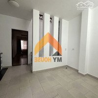 Villa Q2 Gần Cầu Sg Khu Compound 4 Phòng Ngủnội Thất Như Hình Dọn Vào Ở Ngay