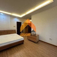 Villa Q2 Gần Cầu Sg Khu Compound 4 Phòng Ngủnội Thất Như Hình Dọn Vào Ở Ngay