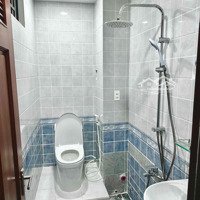Phòng Đẹp Toilet Riêng Ngay Hàng Xanh, Gần Hutech Và Tiện Đi Quận 1