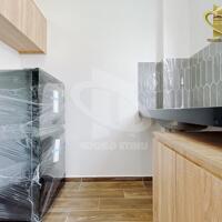 Duplex(có gác) tách bếp full nội thất, nhiều cửa sổ thoáng, máy giặt riêng, thang máy gần vòng xoay Hàng Xanh