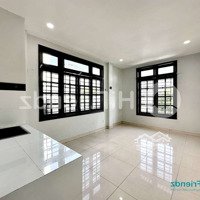 Trống Căn Phòng Dạng Studio Cửa Sổ Trời Thông Thoáng Tại Ngã Tư 4 Xã