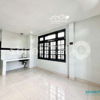 Trống Căn Phòng Dạng Studio Cửa Sổ Trời Thông Thoáng Tại Ngã Tư 4 Xã