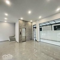 Nhà Phố Vinhomes Nguyên Căn, Có Thang Máy, Máy Lạnh, Giá Bán 25 Triệuiệu/Tháng, Gần Trường Học.