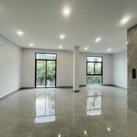 Nhà Phố Vinhomes Nguyên Căn, Có Thang Máy, Máy Lạnh, Giá Bán 25 Triệuiệu/Tháng, Gần Trường Học.