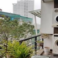 Cho thuê căn hộ dịch vụ tại Văn Cao, Ba Đình, 70m2, 1PN, ban công, đầy đủ nội thất hiện đại