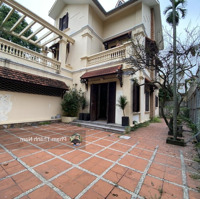 Cho Thuê Biệt Thự Sân Vườn 300M2- 3,5 Tầng 4 Pn - Có Gara , Ngõ 310 Phố Nghi Tàm, Tây Hồ , Hà Nội.