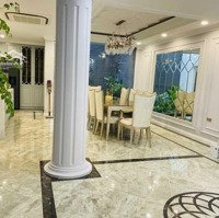 Cho Thuê Biệt Thự Đội Cấn - Giang Văn Minh 200M2X3T Sân Vườn Siêu Rộng Ful Nội Thất Thang Máy 48 Triệu