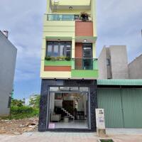 Nhà ngộp 1 trệt, 2 lầu, DTSD 201m sát KCN Nam Tân Uyên gồm 4 phòng ngủ, 4 toilet, sân ô tô, sổ