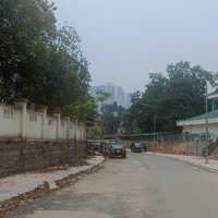 Bán Đất . Tặng Nhà 3 Tầng. Vỉa Hè Đá Bóng. Ô Tô Tránh. 100M2 Giá Bán 11 Tỷ