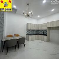 NHÀ MẶT PHỐ ĐANG KINH DOANH TẠI ĐƯỜNG NGUYỄN TƯ NGHIÊM , QUẬN 2 _ 4 TẦNG 5 PN 4 WC_ 92 m2 _ BAO SANG TÊN