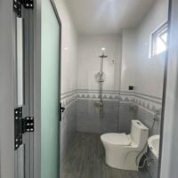 Nhà mặt tiền đường lớn, sát Phạm Văn Đồng, 2pn 2wc, sân rộng