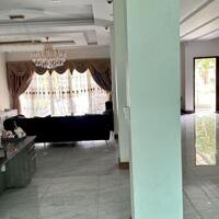 Cho thuê căn biệt thự vườn, nội thất hiện đại tại làng chuyên gia The Oasis, Thuận An, Bình Dương