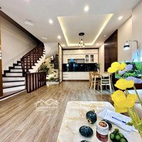 Bán Nhà Phố Trần Duy Hưngdiện Tích53M2 X 5Tầng . Gía 11.2Tỷ. Lh E Huy 0968.963.803