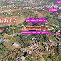 Bán đất view hồ gần chợ Nâm Njang có 440m mặt tiền đường và 150m MT hồ