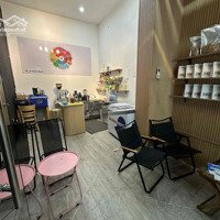 Sang Quán Cafe Mặt Tiền Đường Trần Quốc Hoàn Đối Diện Công Viên