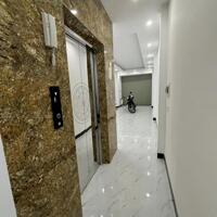 Cho thuê nhà mới, thang máy ở Lưu Quang Vũ, Cầu Giấy 42m x 5T giá 25tr, vỉa hè, ô tô tránh