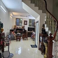 Bán nhà dân xây Thạch Bàn, Gần Garden city, Đường 4m, 42m x 5T, chỉ 4,45 tỷ. Lh 0965858116