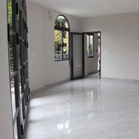 Cho Thuê Nhà Thiết Kế Dạng Villa View Bờ Kè Mặt Tiền Hoàng Sa