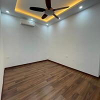 Bán căn hộ Tập thể Cơ khí Hà Nội, đối diện Royal City, 70m2, nhà đẹp ở luôn, gần ngay mặt phố