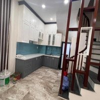 Cho Thuê Nhà Nguyên Căn Mới Xây Ngõ Phố Hoàng Mai - 30Mx 5 Tầng 3Ngủ + Bếp Gia 11 Triệu