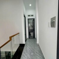 Bán nhà ngã 4 Bình Chuẩn - Trệt 2 lầu - 90m2 giá 1,35 tỷ