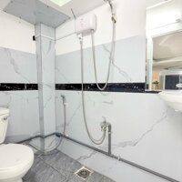 Căn hộ rộng 50m2, ở được 4 người, nội thất cơ bản, máy giặt riêng gần vòng xoay Hàng Xanh, cầu Thị Nghè