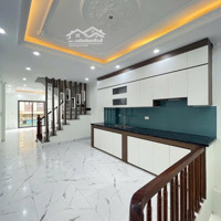 Giá Đầu Tư - - Ngã Tư Sở - - Hàng Xóm Royal City- 8 Nguyễn Trãidiện Tích34M2, 5 Tầng,Mặt Tiền3,5M Giá: 5.5Ty