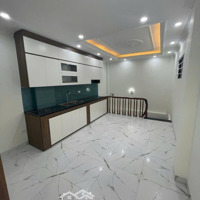 Giá Đầu Tư - - Ngã Tư Sở - - Hàng Xóm Royal City- 8 Nguyễn Trãidiện Tích34M2, 5 Tầng,Mặt Tiền3,5M Giá: 5.5Ty