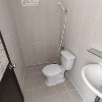 Chính Chủ - Phòng 20M2 (Sơn Mới) Có Tủ Áo, Cửa Sổ, Bếp & Toilet Riêng Biệt, Khu Lê Văn Sỹ, Q3