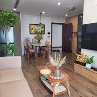 Chính Chủ Bán Căn Hộ 2Pn 2 Vệ Sinh Tầng Trung Nhà Đẹp, Full Nội Thất View Thoáng. Giá Tốt Chỉ 5 Tỷ