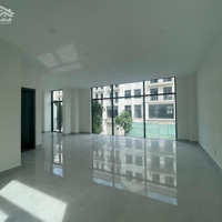 Bán Nhà Phố Vinhomes Manhattan Cạnh Cv 36Ha Giá Chỉ 15.5 Tỷ Hoàn Thiện Full 5 Tầng Liên Hệ: 0902 364 255