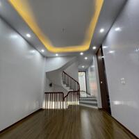 Chính chủ bán nhà xây đơn lập, S=50,5m2 đường thông ô tô bé qua cửa, sân trước sau nhà rất thoáng