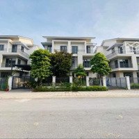 Bán Biệt Thự 180M2 Đẹp Như Mơ, Nhìn Sang Khu Công Nghệ Cao ,Đường Thông Hè Thoáng.